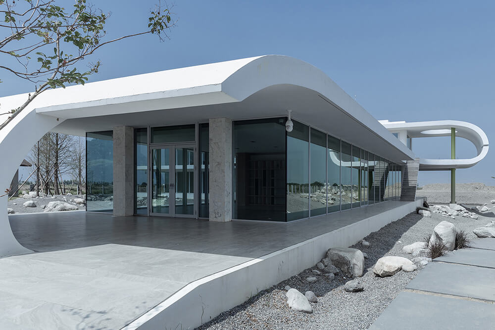 Lakeside Villa 1/5